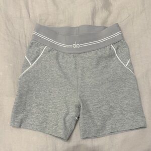 4” alosoft high waist heart throb short - athletic heather grey / white size XS